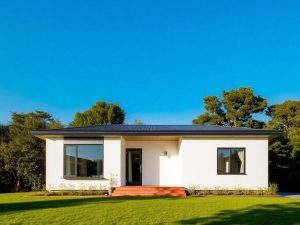 Casa prefabricată modernă în natură, cu design elegant.