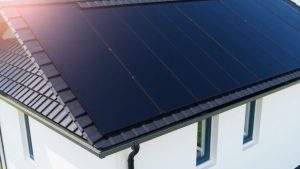 Acoperiș modern cu panouri fotovoltaice integrate, discret.